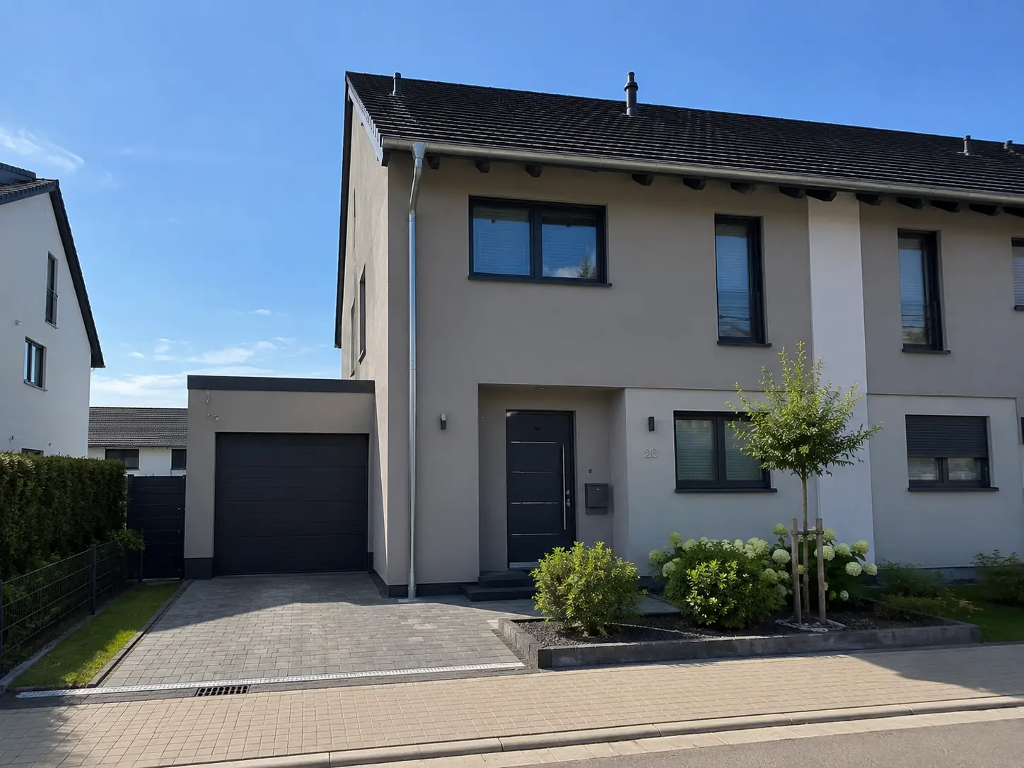 Doppelhaushälfte mit Garage von außen