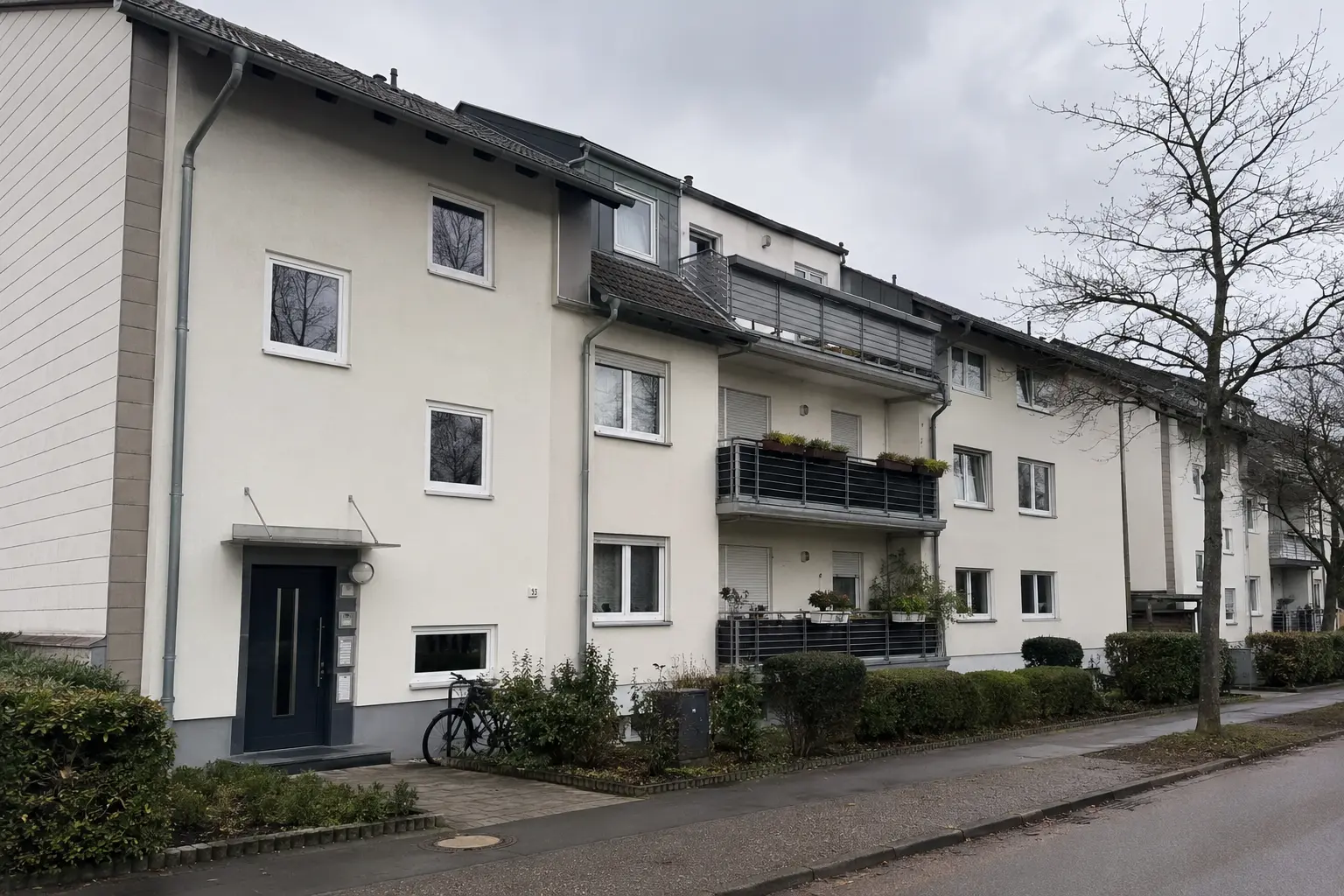 Mehrfamilienhaus mit Eingangsbereich von außen