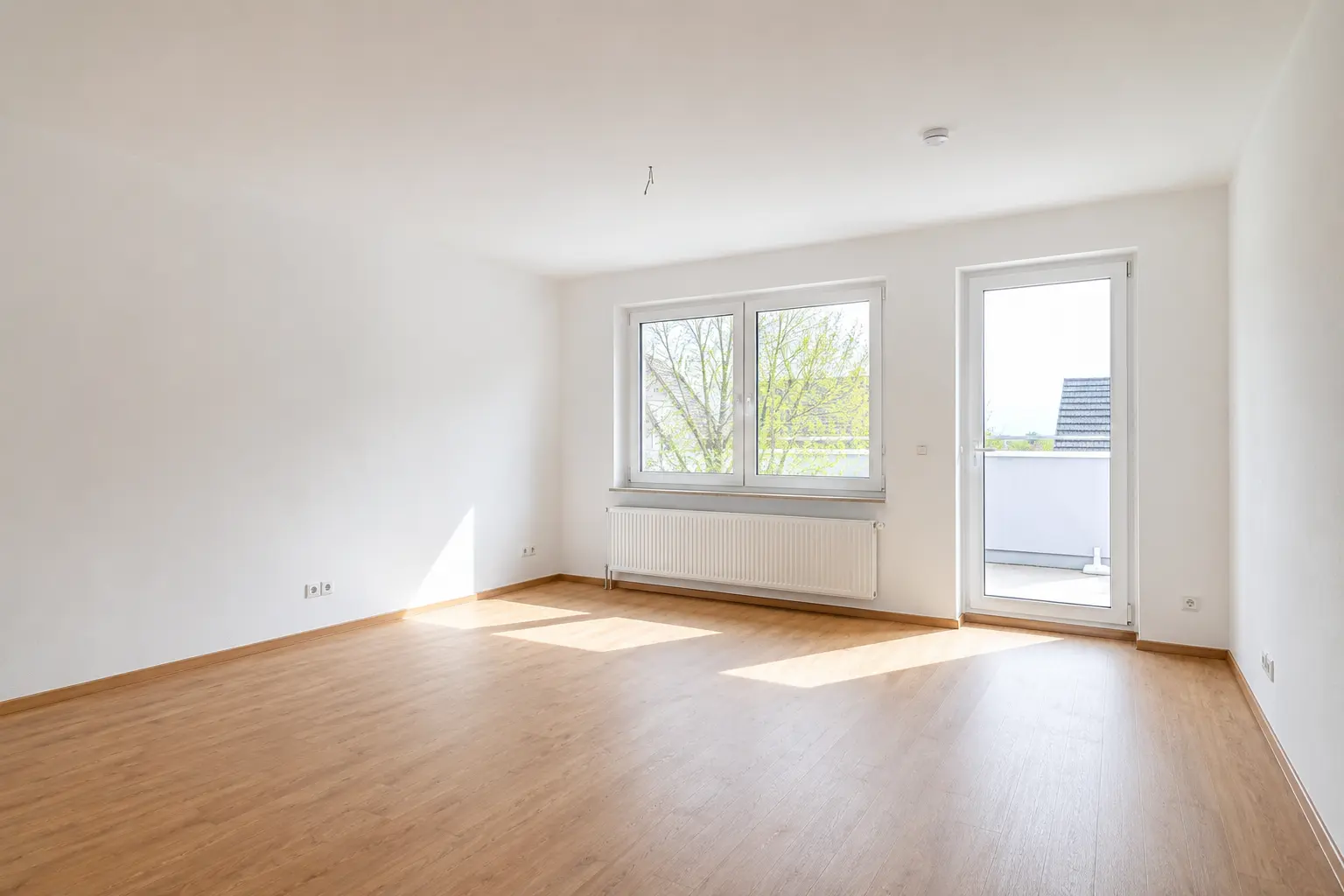 Wohnzimmer mit Balkonzugang in einer Eigentumswohnung