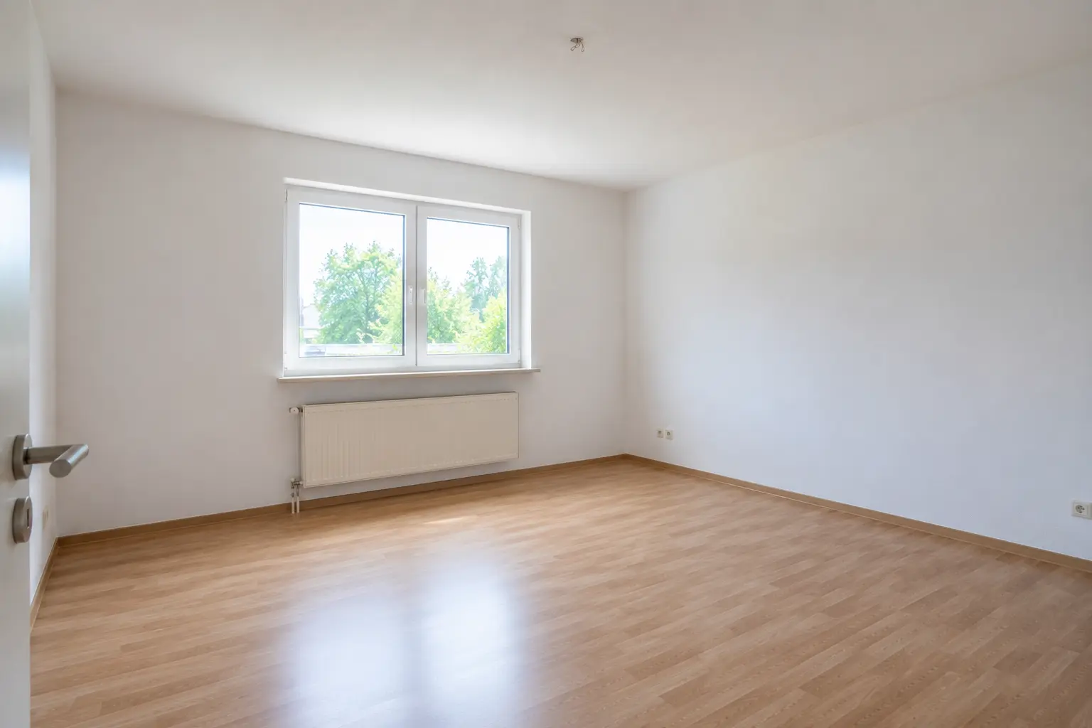 Heller Wohnraum mit großem Fenster